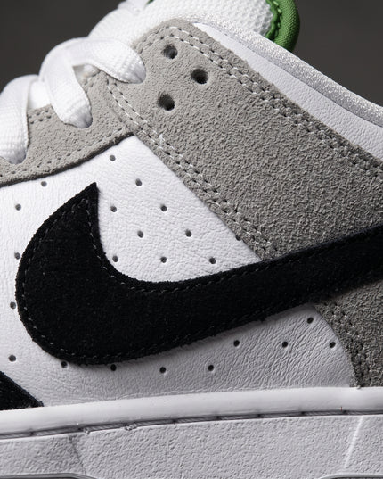 Dunk SB low Chlorophyll — Premium detail close-up