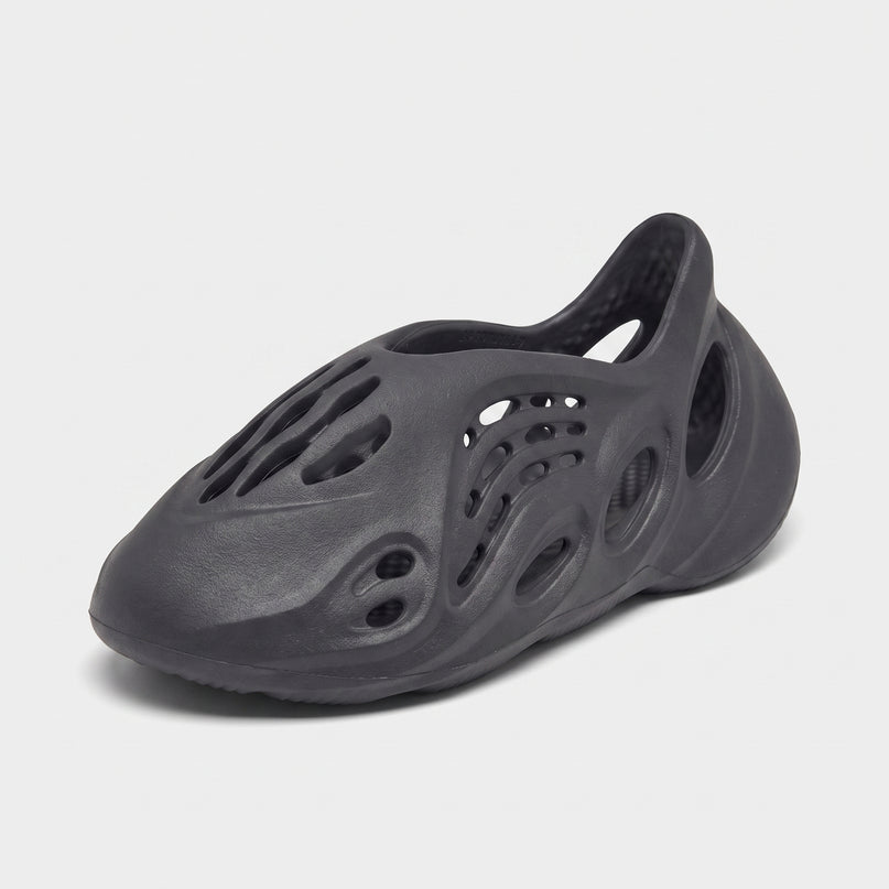 foamrunner onyx kids — 3/4 studio angle