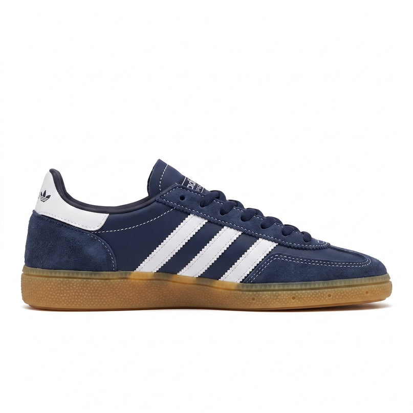 Sporty & Rich x Adidas Hanball Spezial Azul — Hero limpia