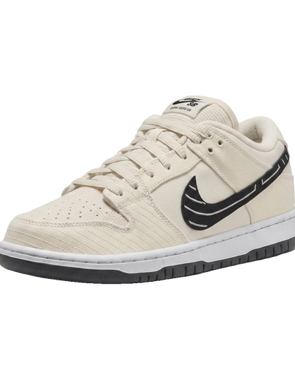 Dunk SB Low Albino & Preto Fossil — 3/4 studio angle