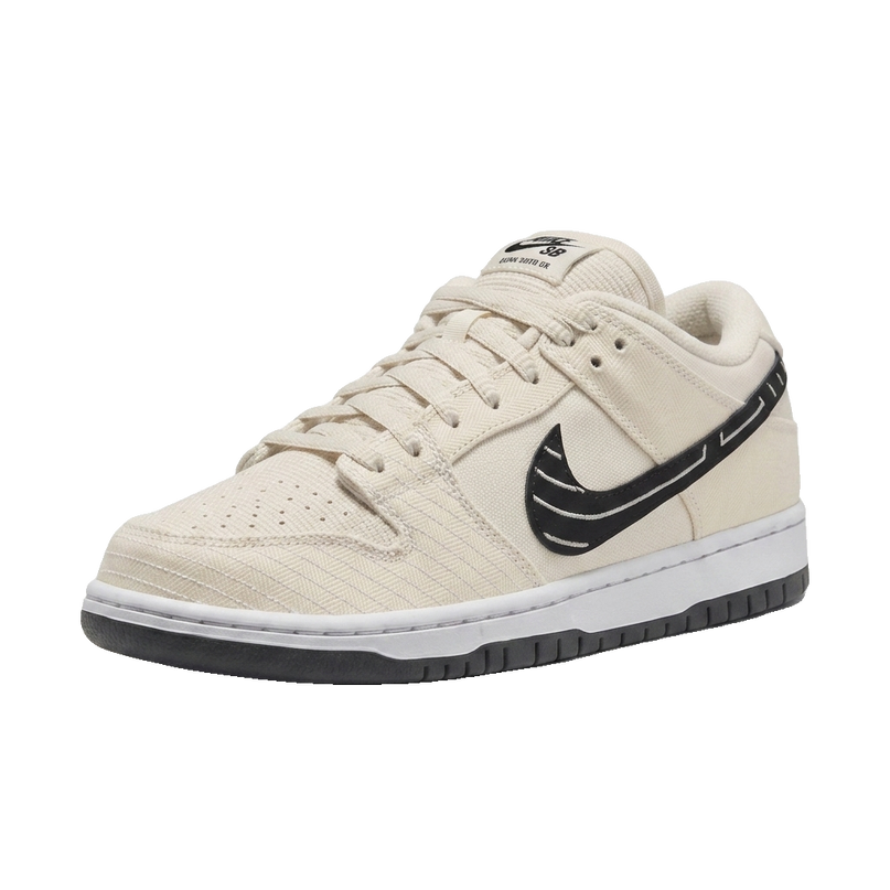 Dunk SB Low Albino & Preto Fossil — 3/4 studio angle