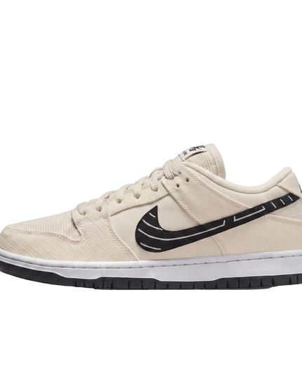 Dunk SB Low Albino & Preto Fossil — Hero limpia