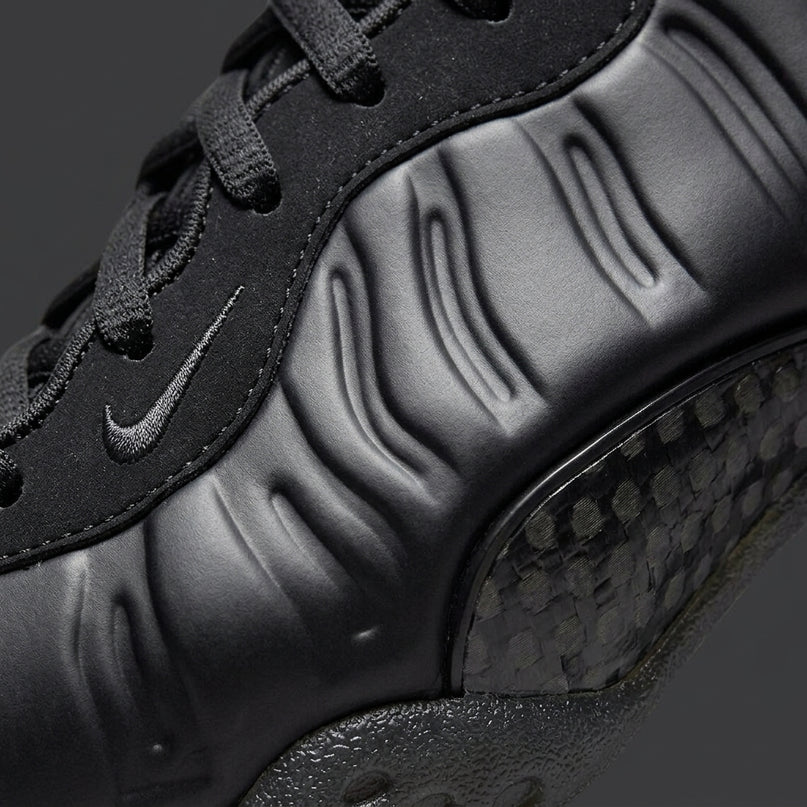 Nike Foamposite One Anthracite — Premium detail close-up