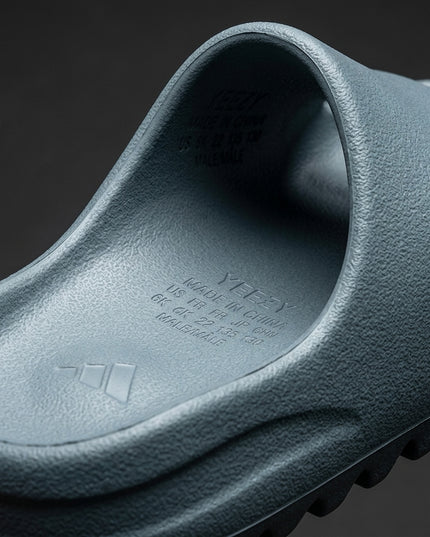 Yeezy Slide Slate Marine Kids — Premium detail close-up